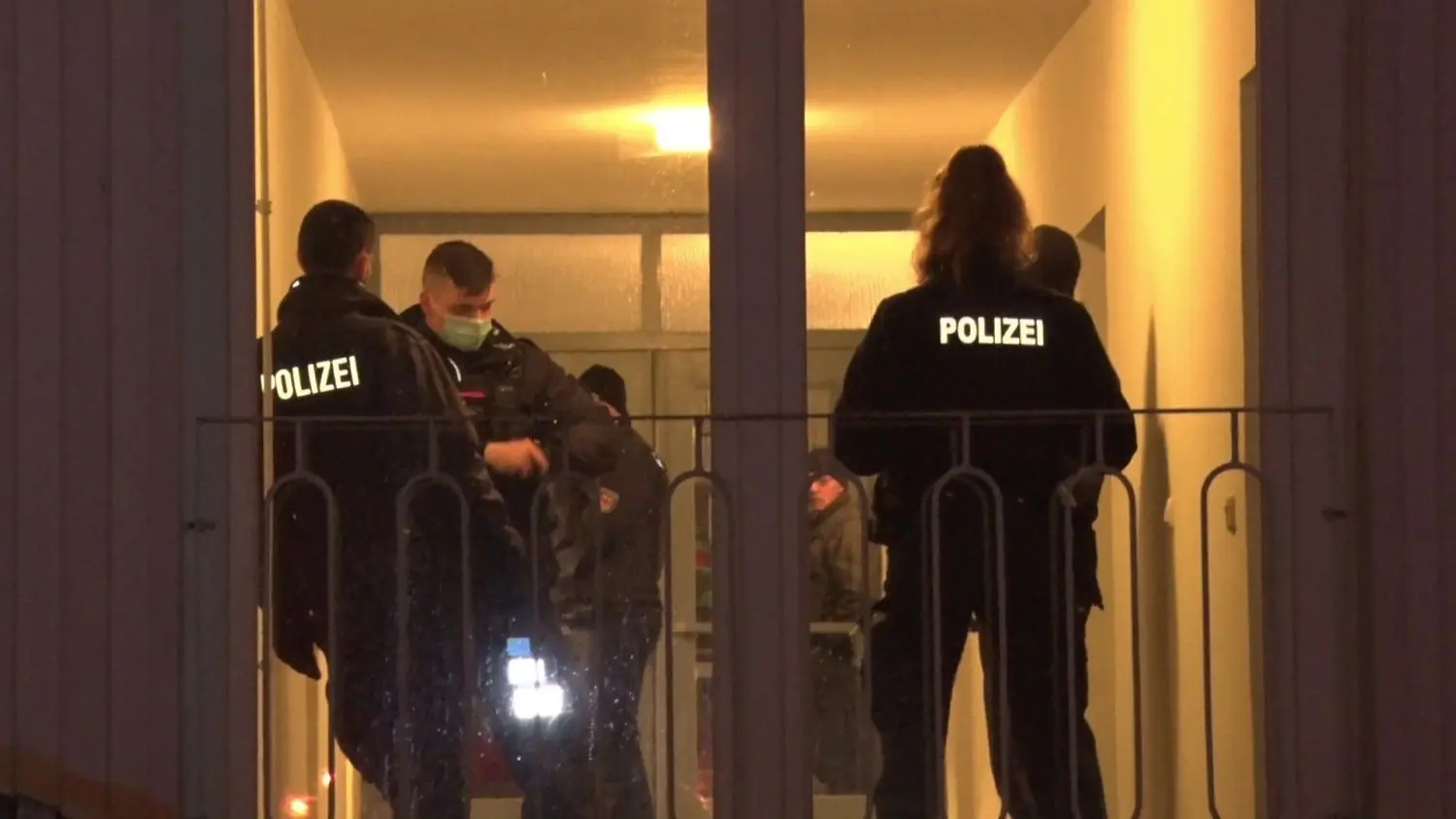 In der Werderaner Schubertstraße kam eine Frau zu Tode. Die Polizei ermittelt.