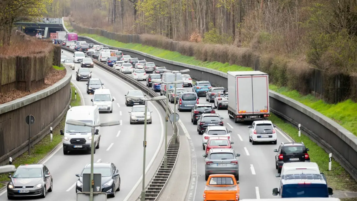 Auf der der A111 im Berliner Norden stockt der Verkehr zu den Stoßzeiten regelmäßig. Welche anderen Strecken sollten Pendler wann vermeiden?
Der Autoverkehr (r) stockt auf der A111 in Berlin stadtauswärts Richtung Norden. +++ dpa-Bildfunk +++