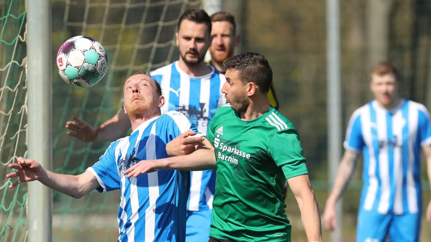 Umkämpft: In den Arm genommen hat hier Yulian Vladimirov (in Grün) seinen Gegenspieler Denis Rolke nach einem Standard. Preussen Eberswalde gelang am Sonnabend eine kleine Fußball-Sensation.