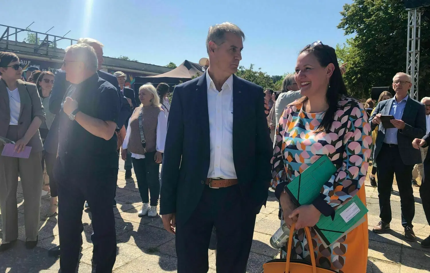 Kulturland-Eröffnung auf dem Platz der Jugend in Eisenhüttenstadt: Manja Schüle, Ministerin für Wissenschaft, Forschung und Kultur des Landes Brandenburg (r.) neben Bürgermeister Frank Balzer. Neben diesem ist einer seiner Vorgäner zu sehen: Rainer Werner.