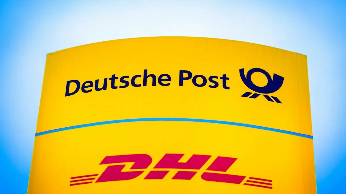 Die zentrale Postagentur in Böfingen hat aktuell mal wieder geschlossen.
09.03.2023, Niedersachsen, Hannover: Die Logos von Deutsche Post und DHL leuchten am Morgen auf einem Schild vor einer Zustellbasis. Vor dem Hintergrund eines drohenden Streiks von Briefträgern und Paketboten legt die Deutsche Post am 09.03.2023 ihre Jahreszahlen vor. Erwartet wird ein Rekordergebnis. (zu dpa "Post legt Rekordzahlen vor - Verdi-Entscheidung über Streik erwartet") Foto: Moritz Frankenberg/dpa +++ dpa-Bildfunk +++