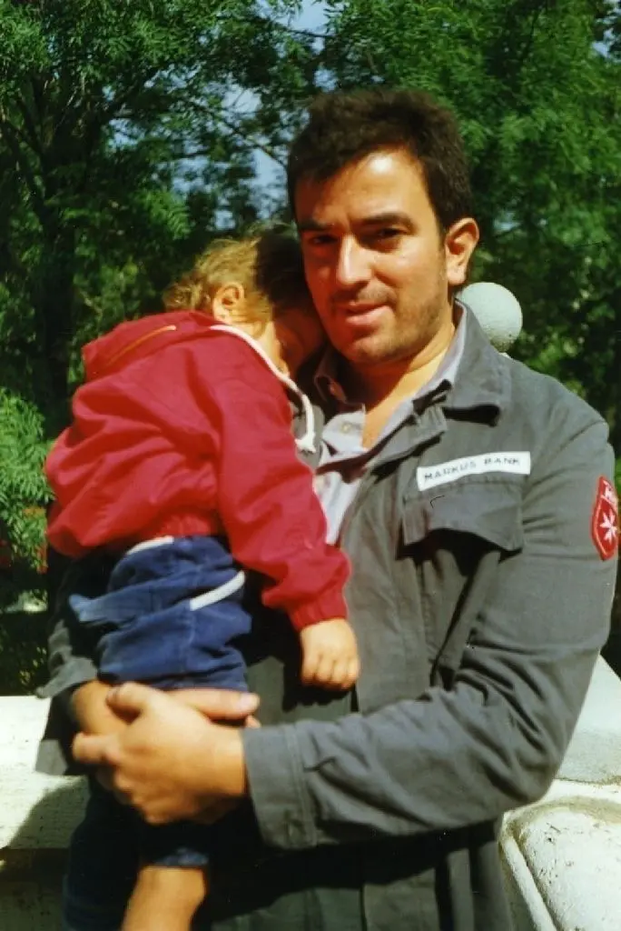 Damals: Im Malteser-Lager in Budapest war Markus Blank für das "Pampers-Lager" zuständig. Als eine Familie wegen ihrer Ausweise in die Botschaft mussten, vertrauten sie ihm ihr Kind an.