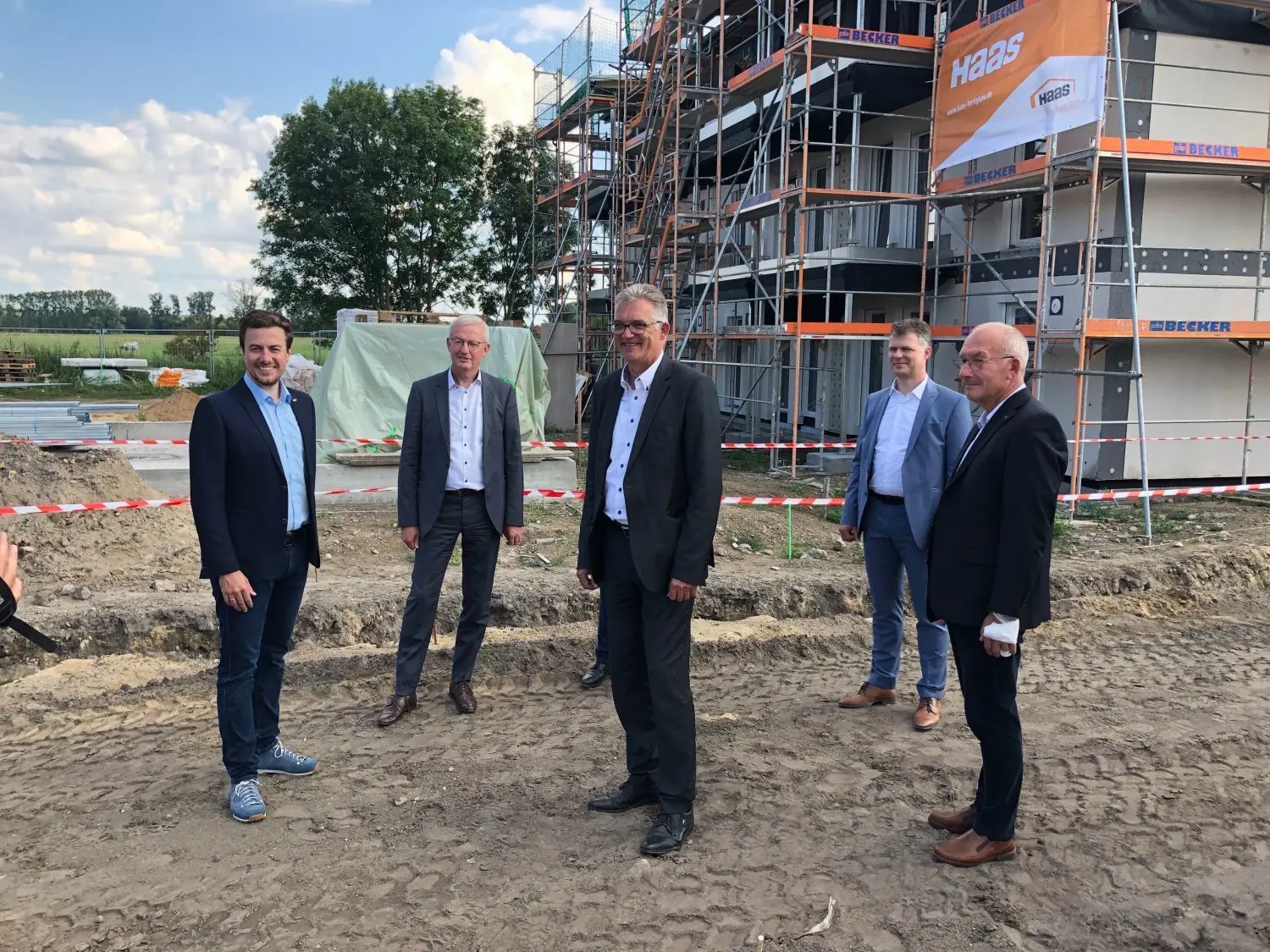Baustellenrundgang in Bötzow: Xaver Alexander Haas, Junior-Geschäftsführer des Familienunternehmens Haas, Brandenburgs Bauminister Guido Beermann (CDU), Uwe Feiler (MdB/CDU), Denny Ohnesorge, Hauptgeschäftsführer des Hauptverbandes der Holzindustrie, und Oberkrämers Bürgermeister Peter Leys (BfO, von links)