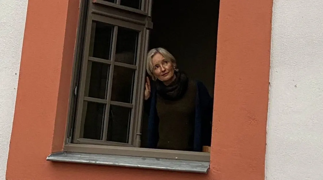 Fensterblick in den dunklen Burghof – quarantänegerecht ein Foto mit Abstand. Die erste Woche muss Lombard auf der Burg bleiben.