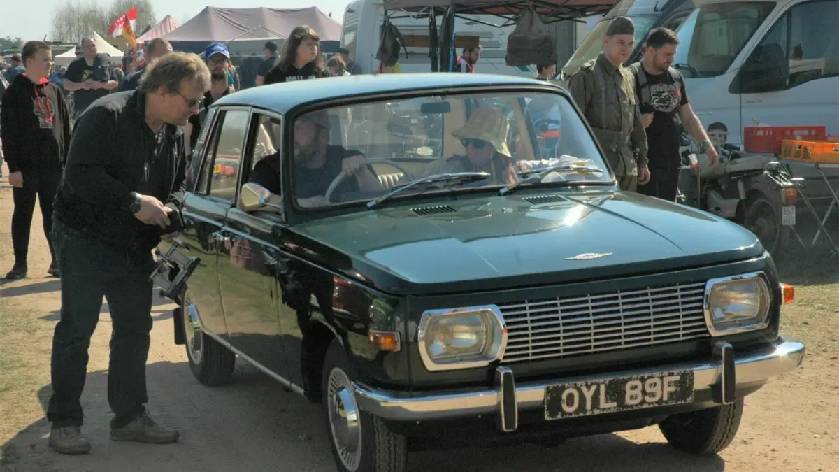 Ostalgie auf vier Rädern: Ein Wartburg 353 fährt beim 16. Ostfahrzeugtreffen im Luftfahrtmuseum Finowfurt, umringt von Schaulustigen, über das Gelände.
16. Ostfahrzeugen im Luftfahrtmuseum Finowfurt, Andrang der Besucher