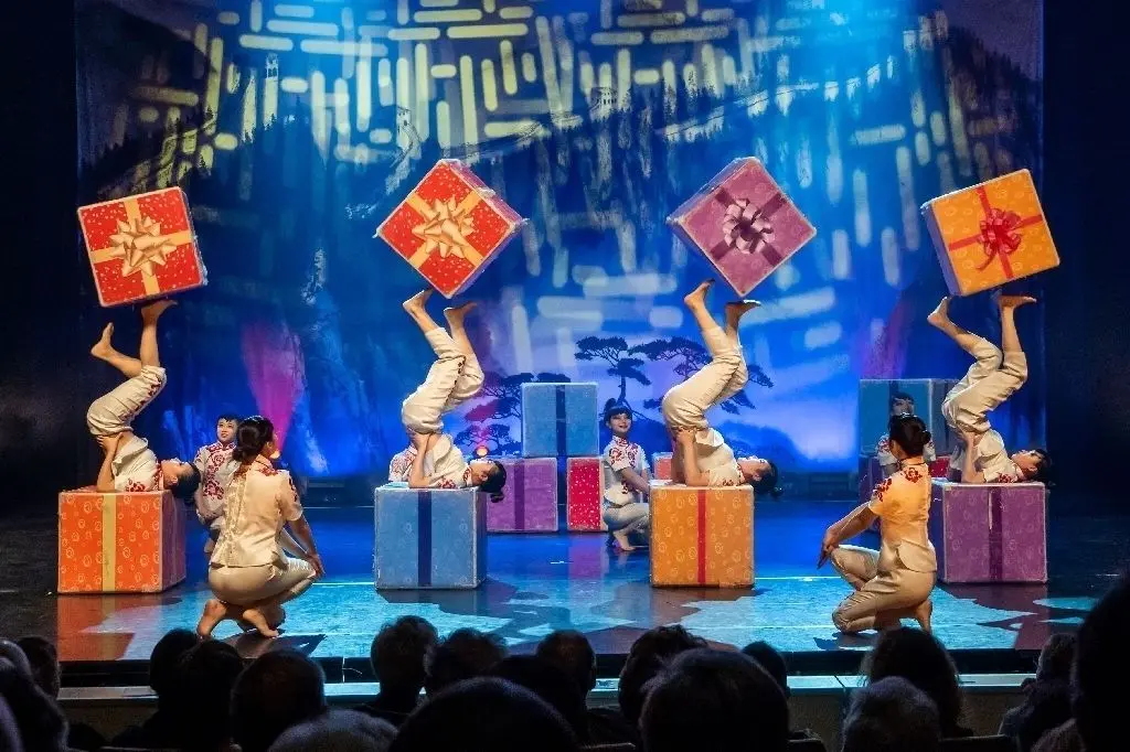 Vor dem Auspacken: Das "Happy chinese new year" ist wie bei uns das Weihnachtsfest. Da dürfen Geschenke natürlich nicht fehlen. Was man damit macht, ist jedem selbst überlassen.