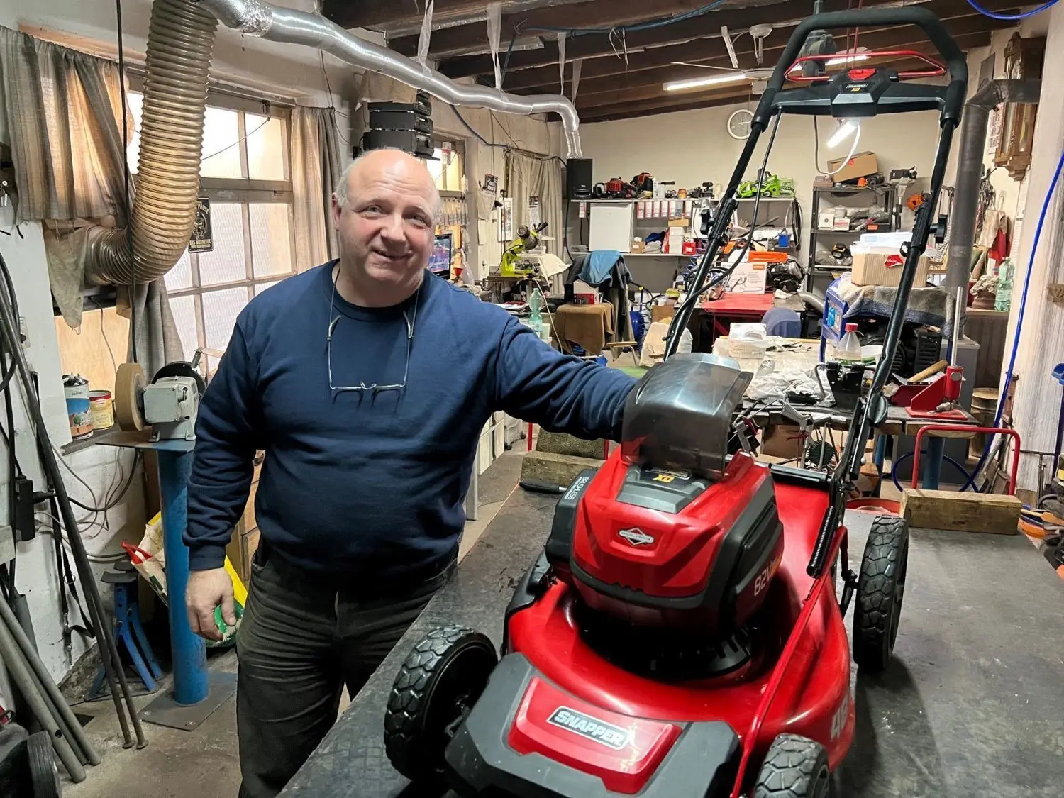Als Kraftsportler und selbstständiger Mechaniker gleichermaßen erfolgreich unterwegs: Klaus-Dieter Jacob in seiner Werkstatt in Zehdenick, in der er Rasenmäher und andere Gartengeräte repariert. Denn trotz seiner sportlichen Erfolge bei Europa- und Weltmeisterschaften wurde er durch seinen Sport nicht reich. 