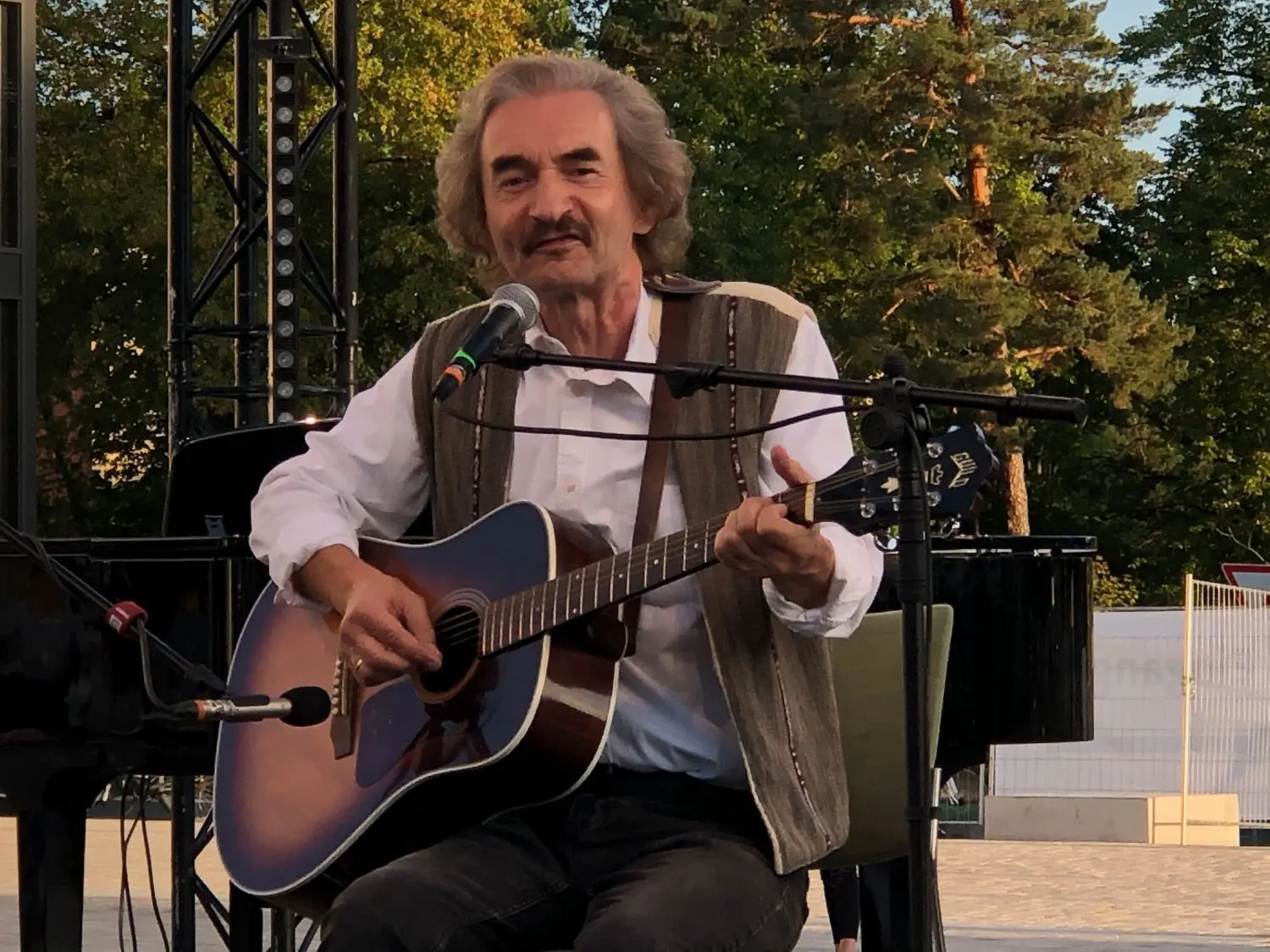 Hans Marquardt, einst wie Jürgen von der Lippe einer der Mitbegründer der Band Gebrüder Blattschuss, singt humoristische Lieder von Georg Kreisler.