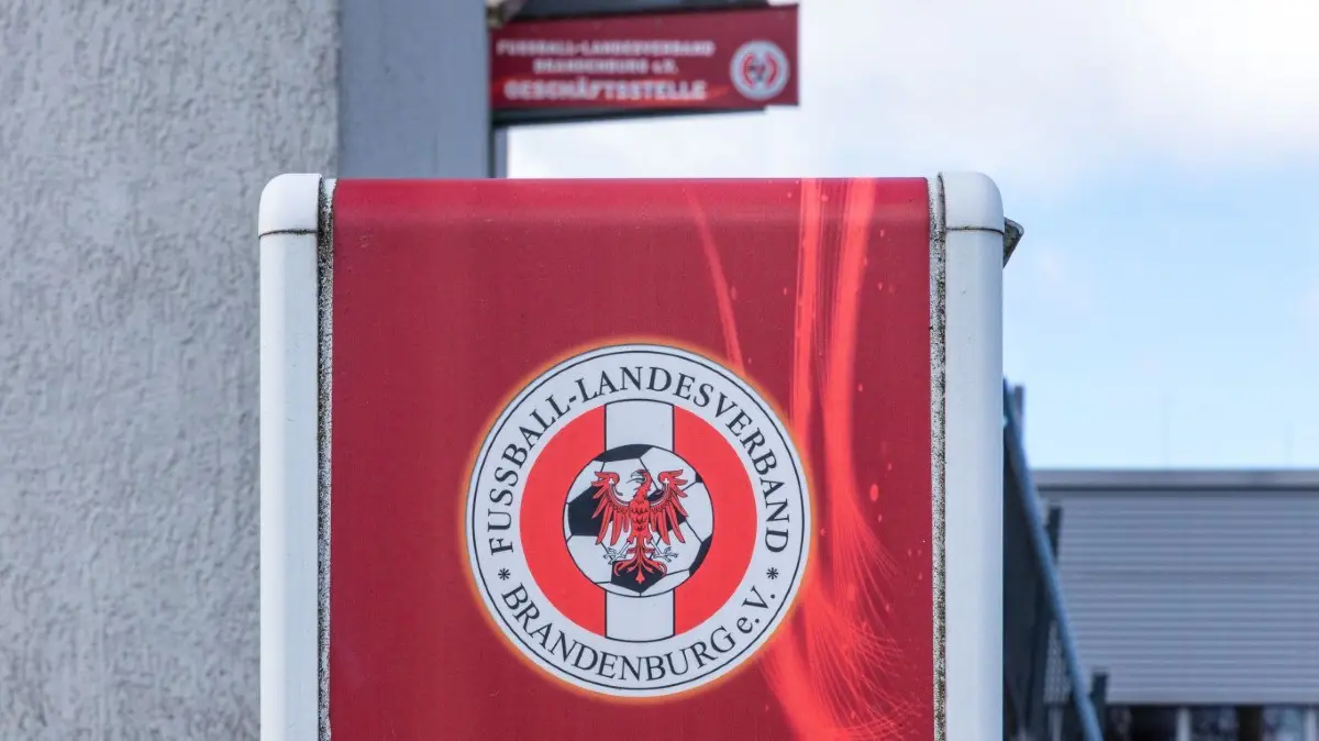 Die nächste Lockerung: Wer 48 Stunden vor einer Partie seinen Nichtantritt anmeldet, dem droht „nur“ noch die Spielwertung gegen sich.
06.04.2021, Brandenburg, Cottbus: Das Logo des Fußball-Landesverband Brandenburg e.V. (FLB) ist an der Geschäftsstelle Cottbus im Lausitzer Sportzentrum angebracht.
Foto: Frank Hammerschmidt
