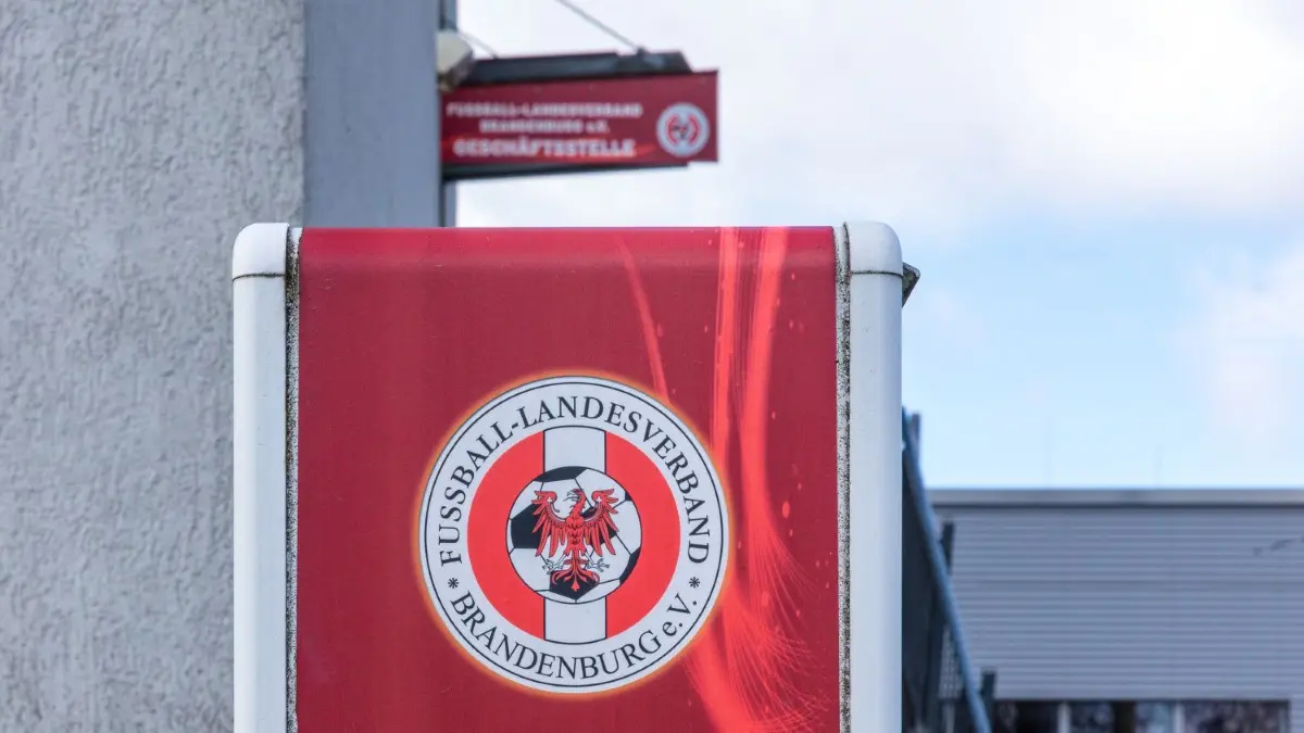 Die nächste Lockerung: Wer 48 Stunden vor einer Partie seinen Nichtantritt anmeldet, dem droht „nur“ noch die Spielwertung gegen sich.
06.04.2021, Brandenburg, Cottbus: Das Logo des Fußball-Landesverband Brandenburg e.V. (FLB) ist an der Geschäftsstelle Cottbus im Lausitzer Sportzentrum angebracht.
Foto: Frank Hammerschmidt
