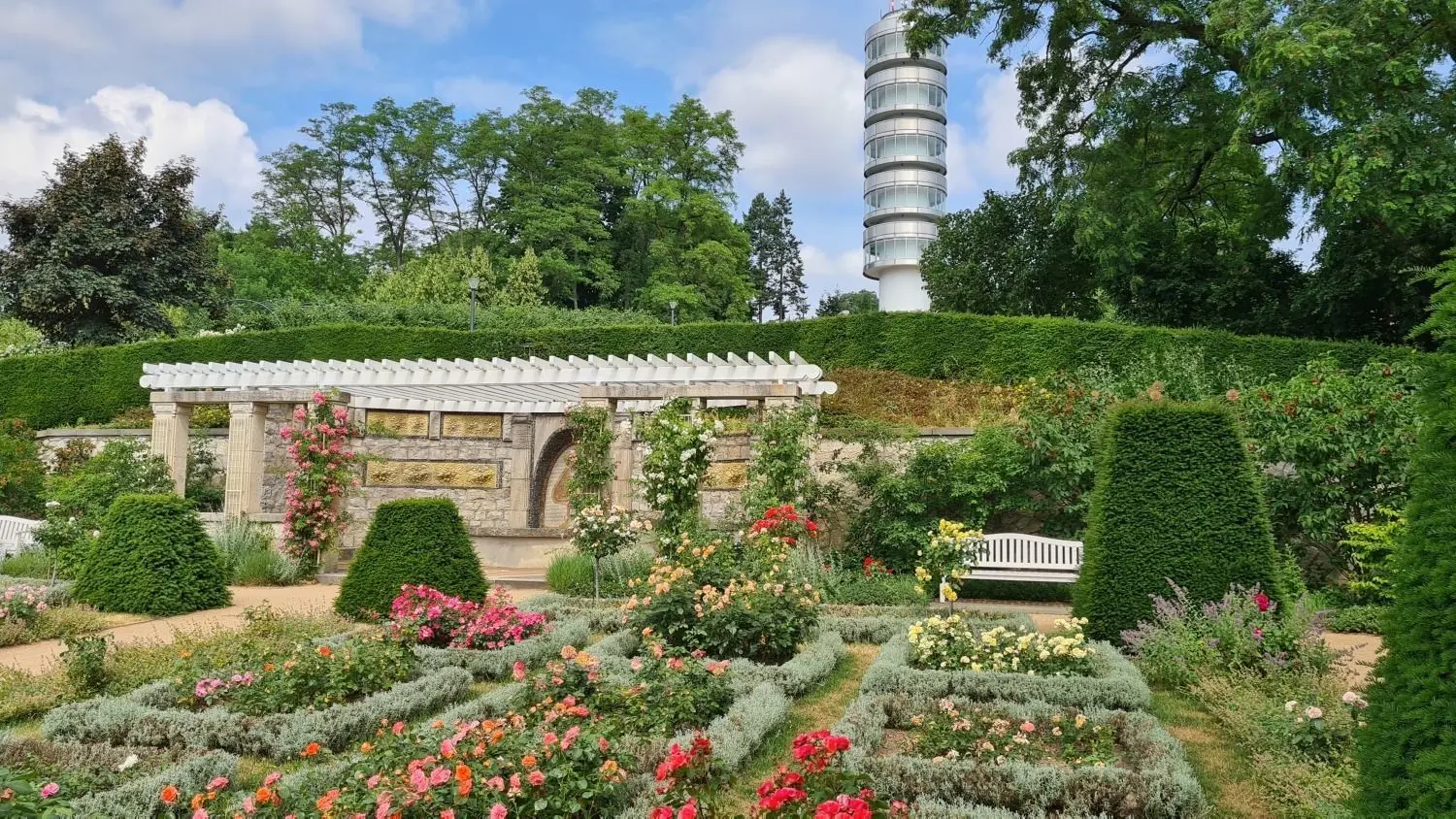 Der Südaufgang im Jahre 2021. Seit 1974 steht die Friedenswarte anstelle der Bismarckwarte.