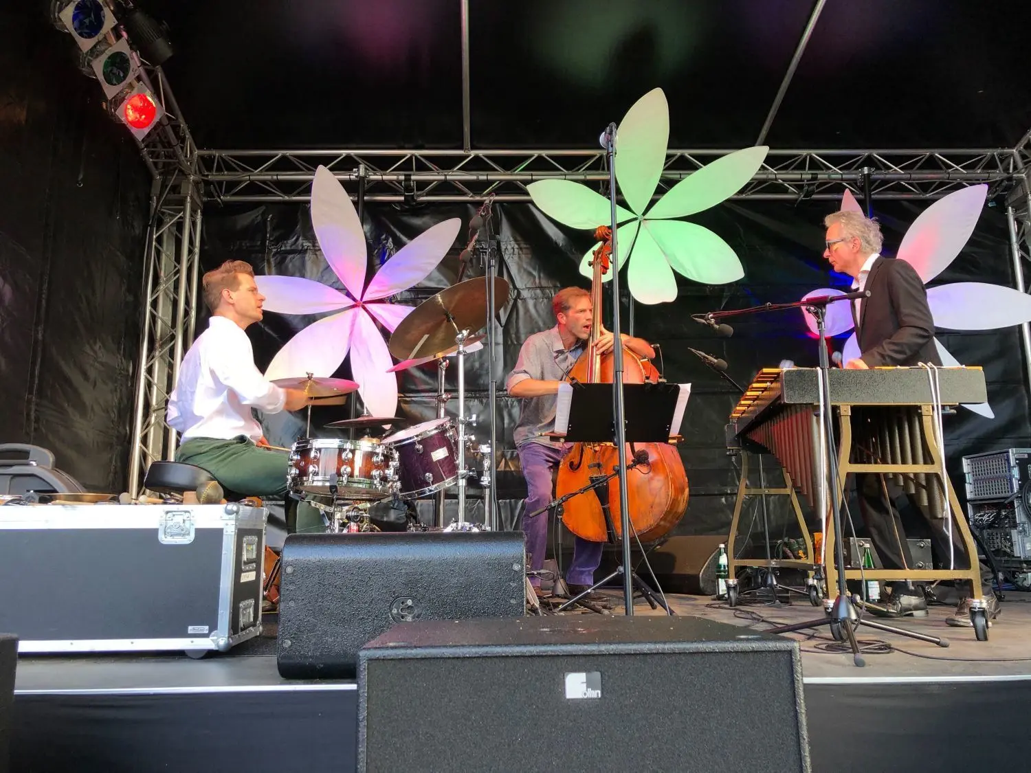 Energetisches Spiel: Das Trio Dell - Lillinger - Westergaard musiziert am Freitag auf der Bühne im Garten des Haus Schwärzetal in Eberswalde.