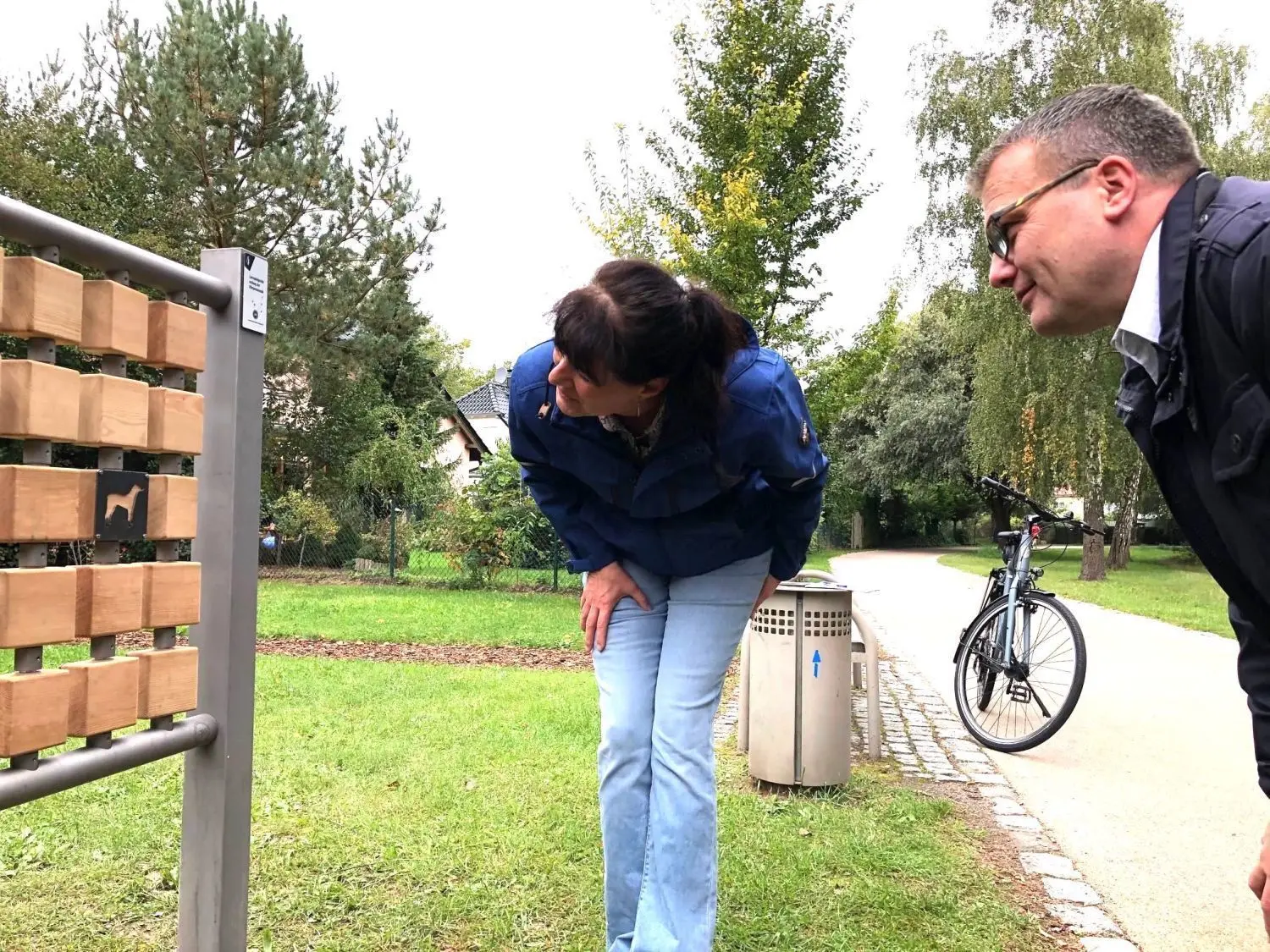 Wo versteckt sich das Partnertier? Bürgermeister Thomas Günther und seine Mitarbeiterin Heike Köpnik-Wagner rätseln.