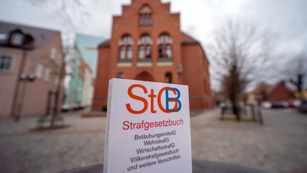 Für seine Flucht vor dem Leben mit zahlreichen Straftaten im Gepäck hatten weder die Staatsanwaltschaft noch der Richter vom Amtsgericht Schwedt Verständnis.
Symbolfoto Amtsgericht Schwedt