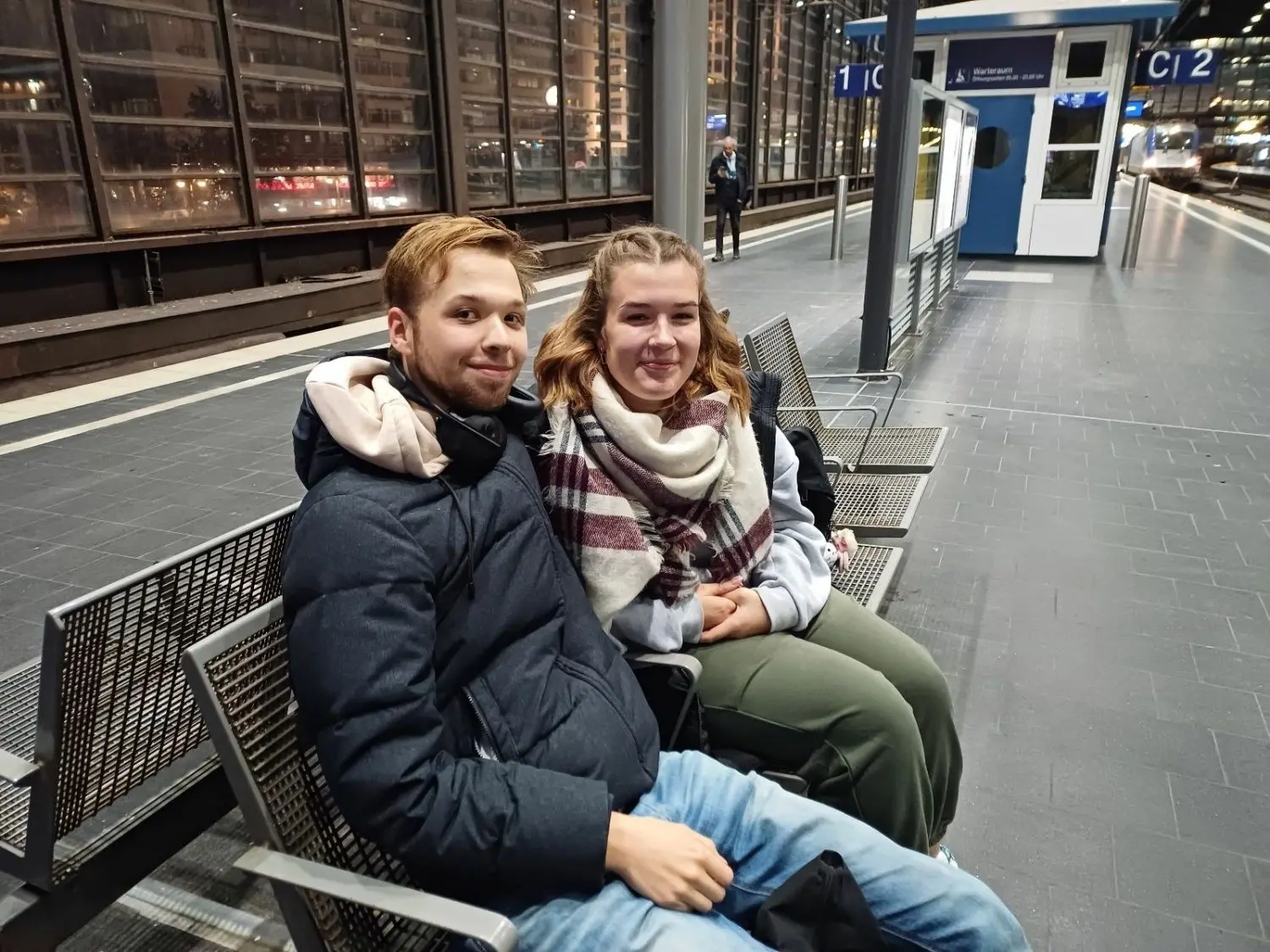 Hannes (21) und Linda (22) warten am Bahnhof Zoo auf den RE1. Auf dem Weg zur Uni sind die Studenten aus Oder-Spree wie viele Pendler täglich mit Armut und Elend an den Berliner Bahnhöfen konfrontiert.