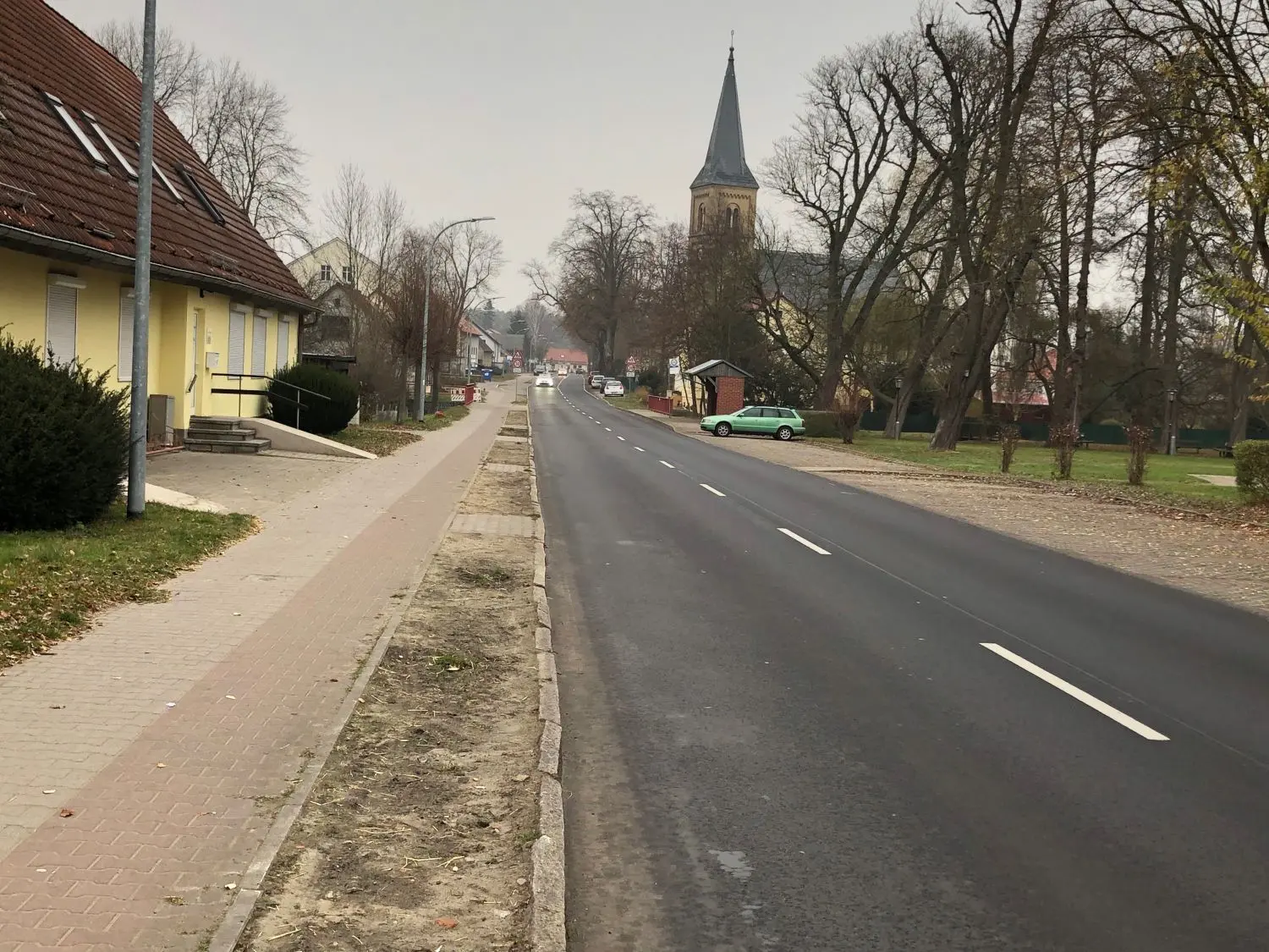 Noch fehlen auf der Schmachtenhagner Dorfstraße die versprochenen sicheren Überwege zur Arztpraxis und vor der Schhule.