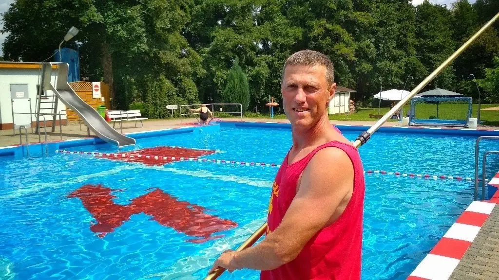 Jens Helbig führt mit zwei Rettungsschwimmern die Aufsicht im Bad.