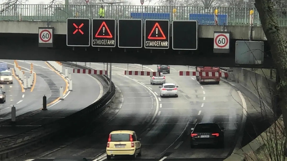Staugefahr auf der A111: Wegen Bauarbeiten an der Bahnbrücke auf Höhe der Anschlussstelle Seidelstraße in Berlin-Tegel muss die Autobahn gesperrt werden.
Staugefahr auf der A111: Im Bereich der Anschlussstelle Seidelstraße in Berlin gibt es wegen Bauarbeiten weniger Fahrspuren. Das hat Auswirkungen bis nach Oberhavel.