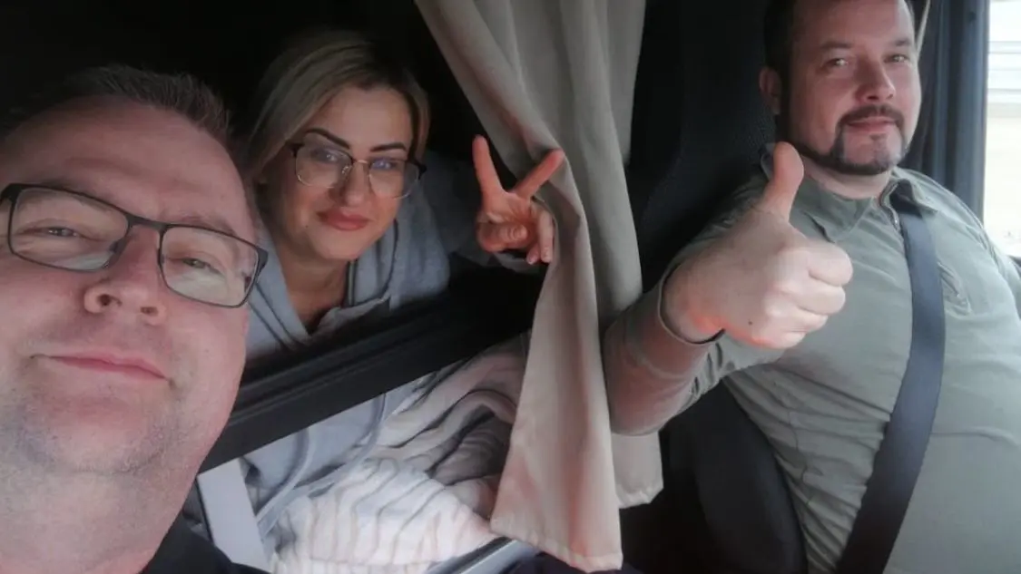 Fahrt an die polnisch-ukrainische Grenze: Michael Otto und Steffen Witt wechseln sich am Lkw-Steuer ab. Olga Otto ist ebenfalls mit dabei.