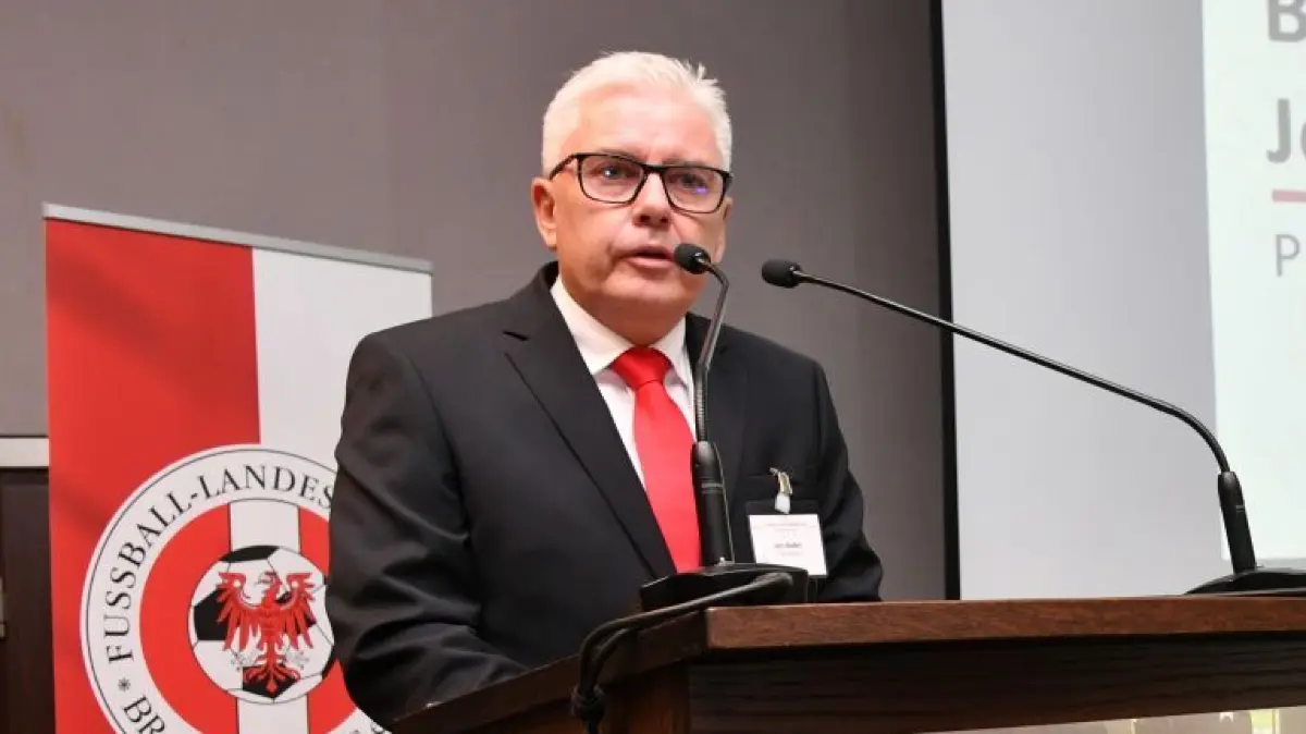 Jens Kaden bleibt Präsident des Fußball-Landesverbandes Brandenburg. Am Samstag wurde der neue Vorstand des Verbandes gewählt. Dabei gibt es einen deutlichen Umbruch in der Führung.
9. Ordentlicher Verbandstag des Fussball Landes Verbandes Brandenburg e.V. in Blankefelde-Mahlow am Samstag, 8. Oktober 2022
Präsident Jens Kaden