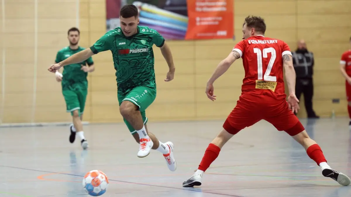 Im Halbfinale des Hallenfußball-Turniers um den FinRo-Cup in Eberswalde traf Brandenburgliga-Spitzenreiter Grün-Weiß Ahrensfelde mit Deniz Citlak (links) auf den Tabellenzweiten 1. FC Frankfurt mit Lukas Sauer.
Im Halbfinale des Hallenfußball-Turniers um den FinRo-Cup in Eberswalde trafen Denz Citlak (links) von Brandenburgliga-Spitzenreiter Grün-Weiß Ahrensfelde auf den Tabellenzweiten 1. FC Frankfurt mit Lukas Sauer.