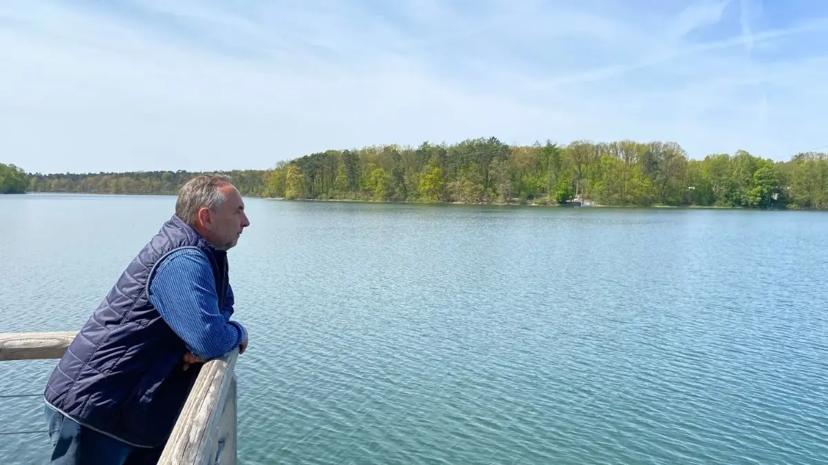 Frank Weber macht sich Sorgen um den Straussee: Seit 10 Jahren fällt der Pegel stark.
