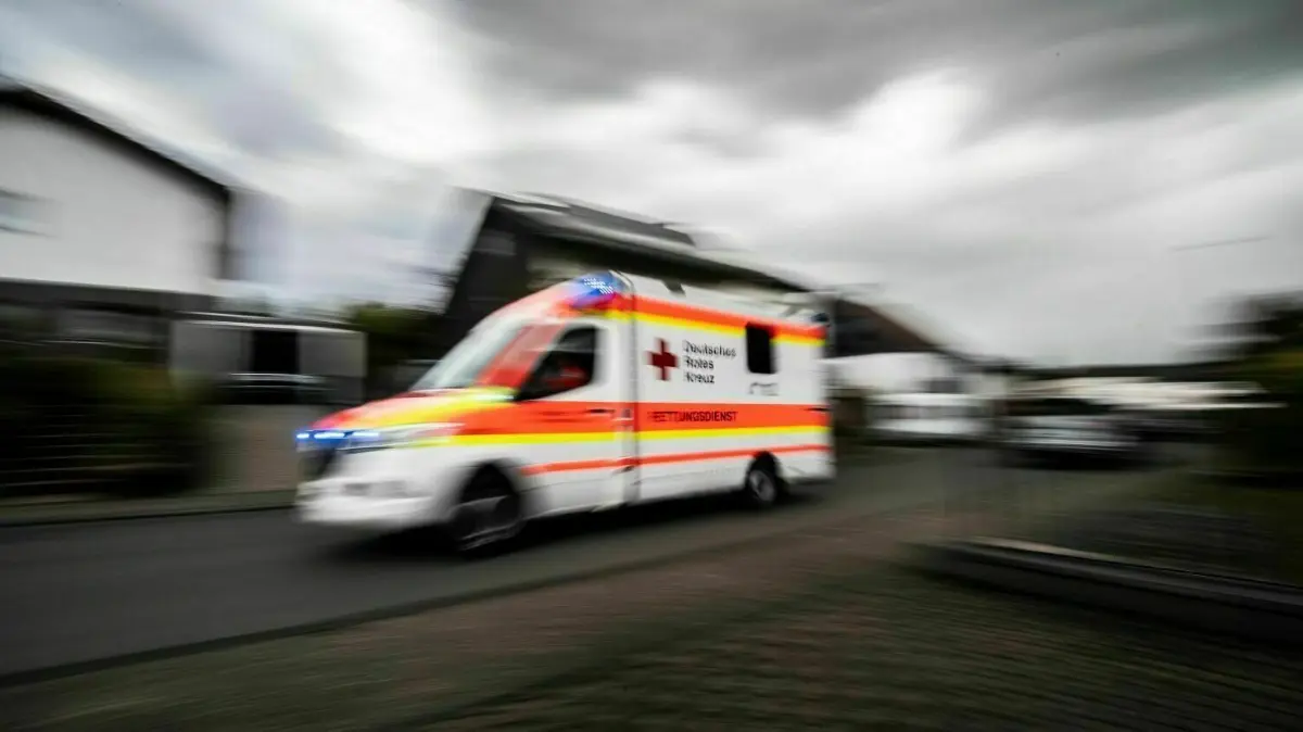 Rettungsdienst im Barnim: Knapp 26 Millionen Euro wird diese notwendige Leistung im Jahr 2023 im Landkreis kosten.
Mit einer Schlaganfall-Patientin an Bord fährt ein Rettungswagen des Deutschen Roten Kreuzes (DRK) in eine Klinik. In den vergangenen fünf Jahren sind in Rheinland-Pfalz über 850 Angehörige von Rettungsdiensten und Feuerwehrleute bei ihren Einsätzen Opfer von Gewalt geworden. (Zu dpa: «Über 850 Rettungskräfte wurden bei Einsätzen Opfer von Gewalt») +++ dpa-Bildfunk +++