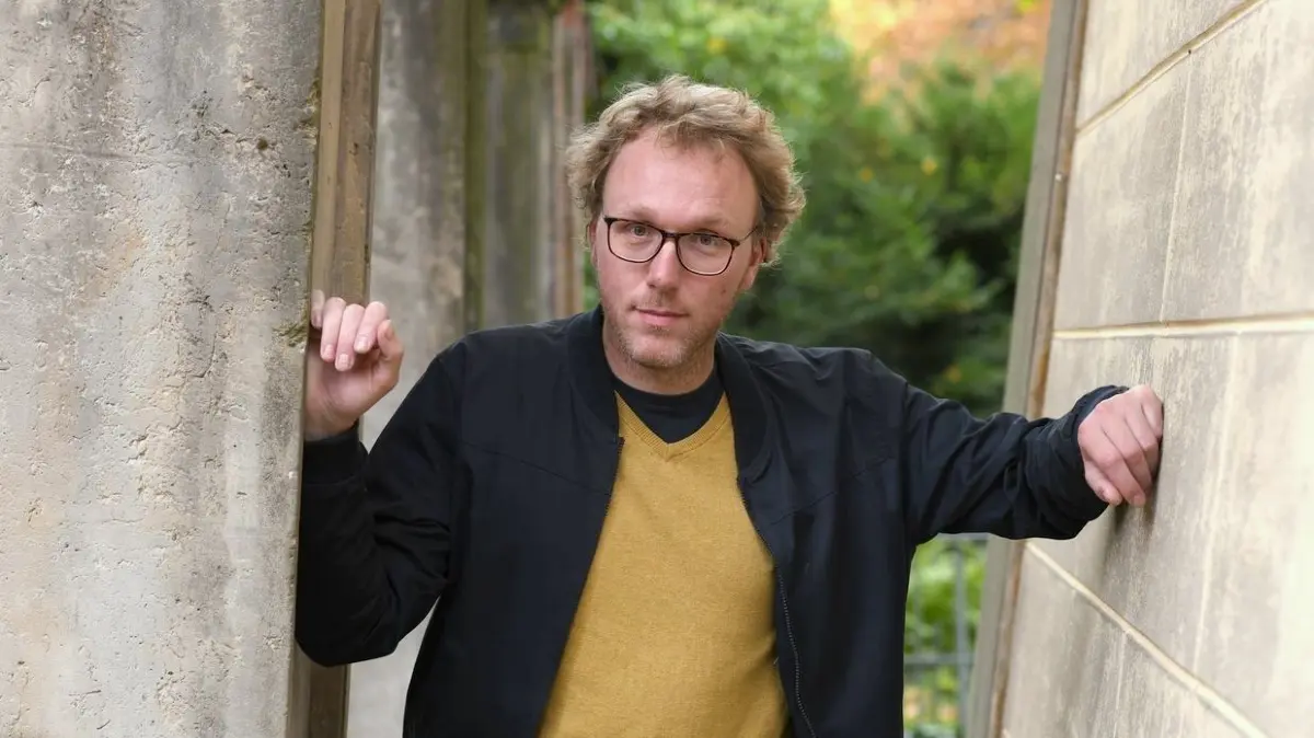 Weiß, wovon er schreibt: Der Leipziger Autor Domenico Müllensiefen arbeitet nebenbei selbst als Bestatter.
(c)Susanne Schleyer, unbearbeitete Vorschauen. Zur Veröffentlichung nicht erlaubt!- Domenico Müllensiefen (geb.1987), Autor, Berlin, 16.10.2021