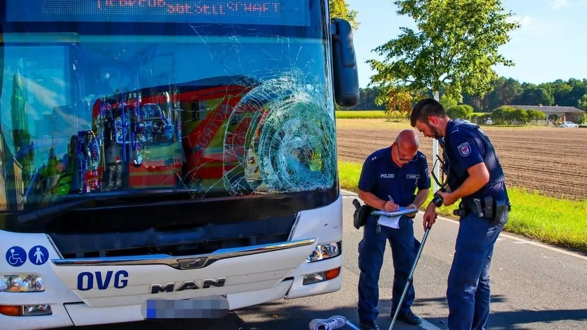 Der tödliche Verkehrsunfall nahe Kremmen ist nun eine Sache für die Staatsanwaltschaft: Ein 14-jähriger Junge wurde am 5. September 2023 von einem OVG-Bus erfasst.
Schwerer Unfall bei Kremmen: Ein 14-jähriger Junge wurde am Dienstag (5. September) auf der L170 von einem OVG-Bus erfasst. Er wurde schwer verletzt.
