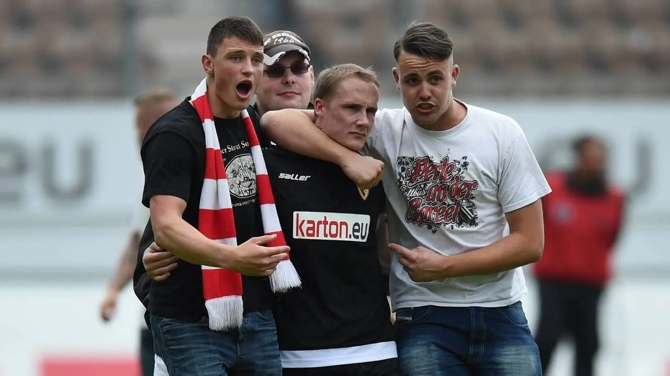 Tränen nach dem Abstieg aus der 3. Liga: Fans stürmen in der Saison 2015/16 den Platz im Stadion der Freundschaft und trösten Sven Michel von Energie Cottbus.