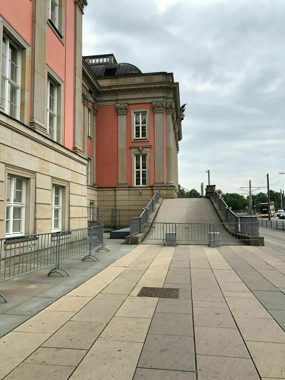 Vergittert: Auch der Bereich vorne zur Straße hin mit dem imposanten Aufgang ist zurzeit nicht begehbar.