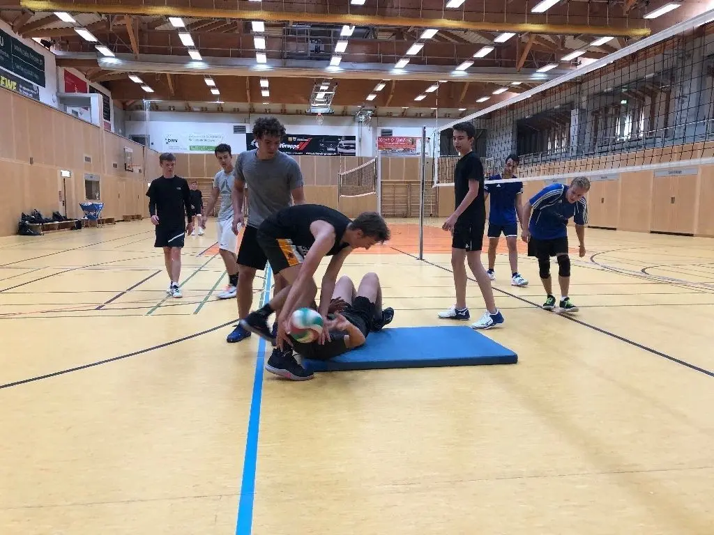 Touchdown mit Volleyball und vollem Einsatz: Die Schöneicher Nachwuchs-Spieler haben ein intensives Training, hier mit einer Football-Variante bei der Erwärmung mit Tom Braune (am Boden), Justus Fechner, Jonte Bertram und Tim Schmidt (vorn von links).