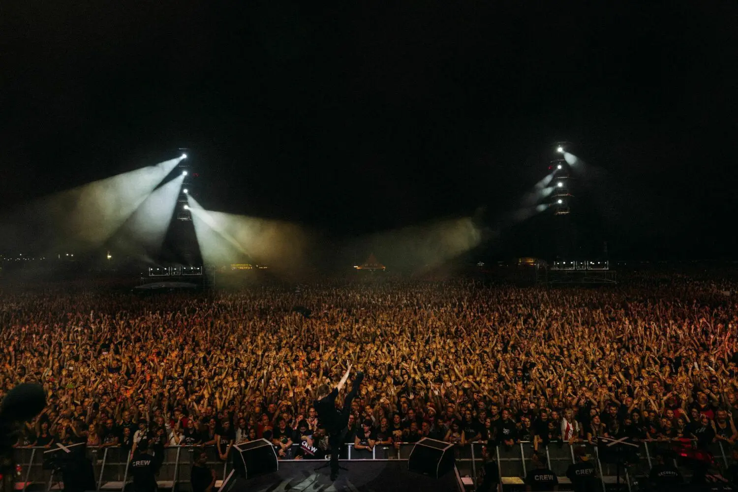 Die Toten Hosen in Berlin-Tempelhof: ein Schwenk über das Publikum, von der Bühne aus gesehen.