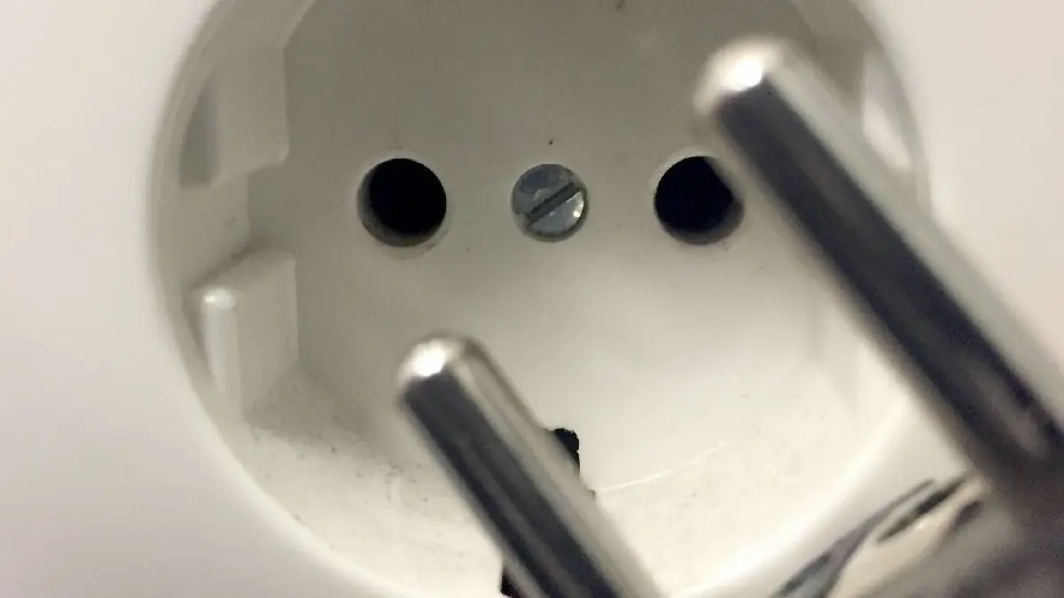Rund zweieinhalb Stunden bleiben die meisten haushalte ohne Strom, manche sogar noch länger.
ARCHIV - 14.01.2019, Hamburg: Eine Steckdose und ein Stecker sind in einem Büro zu sehen. (zu dpa «Strompreis in Deutschland auf Rekordniveau» vom 01.04.2019) Foto: Marcus Brandt/dpa +++ dpa-Bildfunk +++
