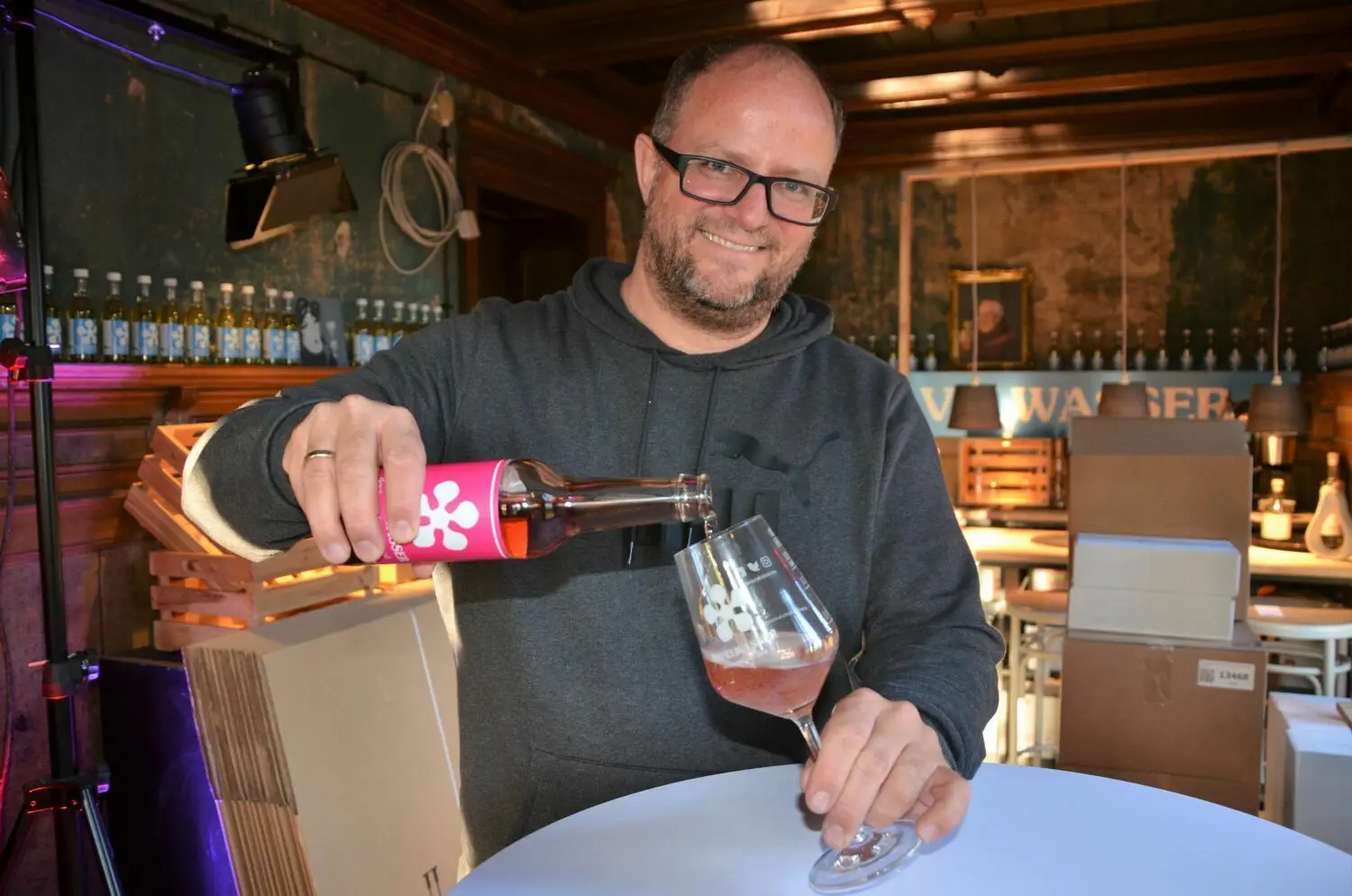 Der Gründer der Firma Havelwasser, Rafael Kugel, holt eine Obstfrucht aus der Nische.