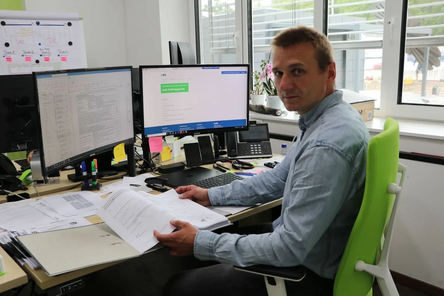 „Das hier macht keinen Spaß“. Martin Wieczny hat am PC Seiten für die Anmeldung von PV-Anlagen bei Energieversorgern geöffnet. Anmeldeverfahren sind für den Projektleiter Solar in der Firma Elektro Eggert Altlandsberg das Hauptgeschäft geworden.