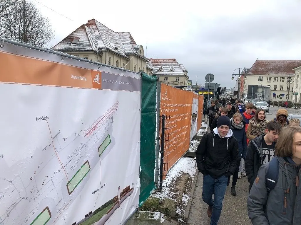 Immer an der Plakatwand lang: Passanten werden an der Stralsunder Straße mit Grafiken und Texten über das künftige Aussehen des Bahnhofsplatzes informiert.