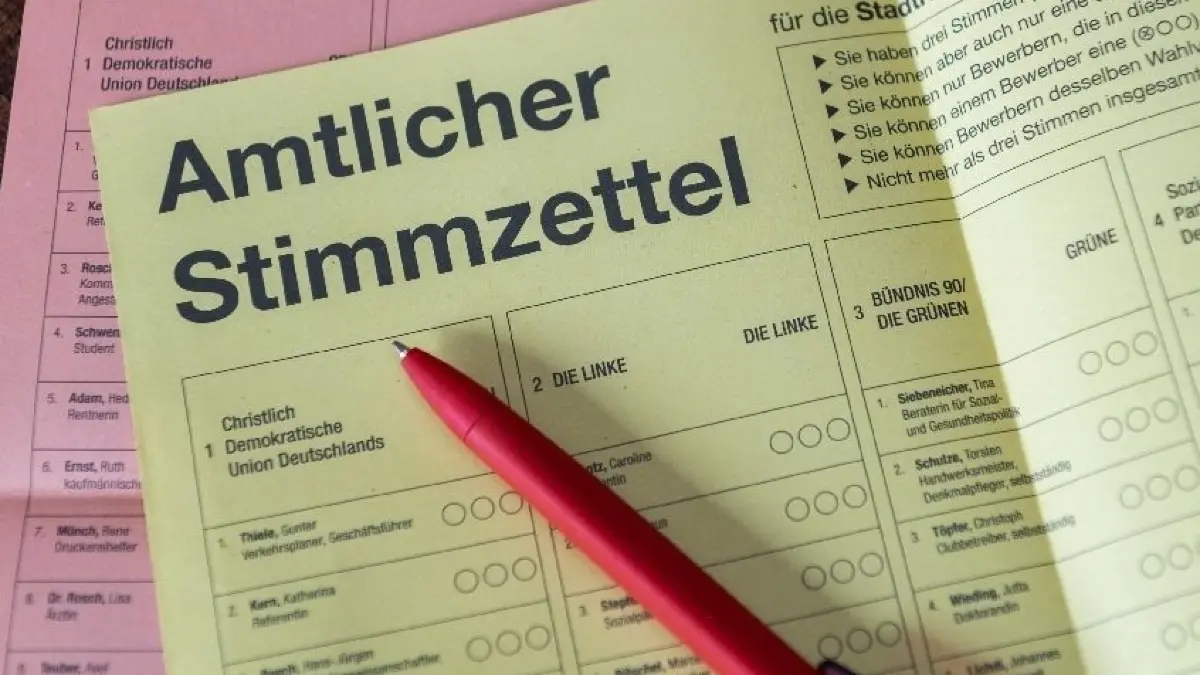 Es fehlen Wahlhelfer, die unter anderem das Auszählen der Stimmzettel unterstützen.
17.05.2019, Sachsen, Dresden: ILLUSTRATION - Ein Stift liegt auf eine Stimmzetteln für die Briefwahl zu den Kommunalwahlen. (zu «Zehntausende treten bei Kommunalwahl an - Probleme in Gemeinden») Foto: Robert Michael/dpa-Zentralbild/ZB - Honorarfrei nur für Bezieher des Dienstes ZB-Funkregio Ost +++ ZB-FUNKREGIO OST +++