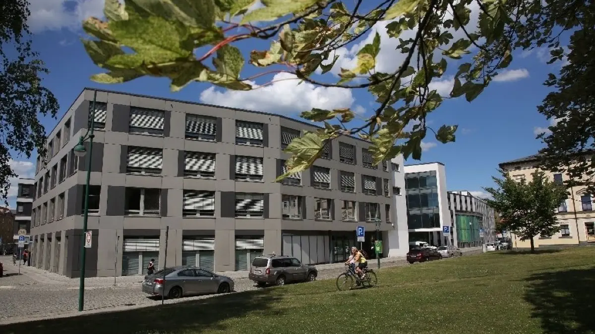 Blick auf das Paul-Wunderlich-Haus in Eberswalde von der Goethestraße aus: Auf der Wiese im Vordergrund soll das neue "Haus G" gebaut werden. Das Grundstück hatte der Landkreis bereits im Jahre 2013 aus Privathand erworben.
Blick auf das Paul Wunderlich HAus in Eberswalde von der Goethestraße aus. 18.07.2019 Auf der Wiese im Vordergrund soll ein erweiterungsbau entstehen.