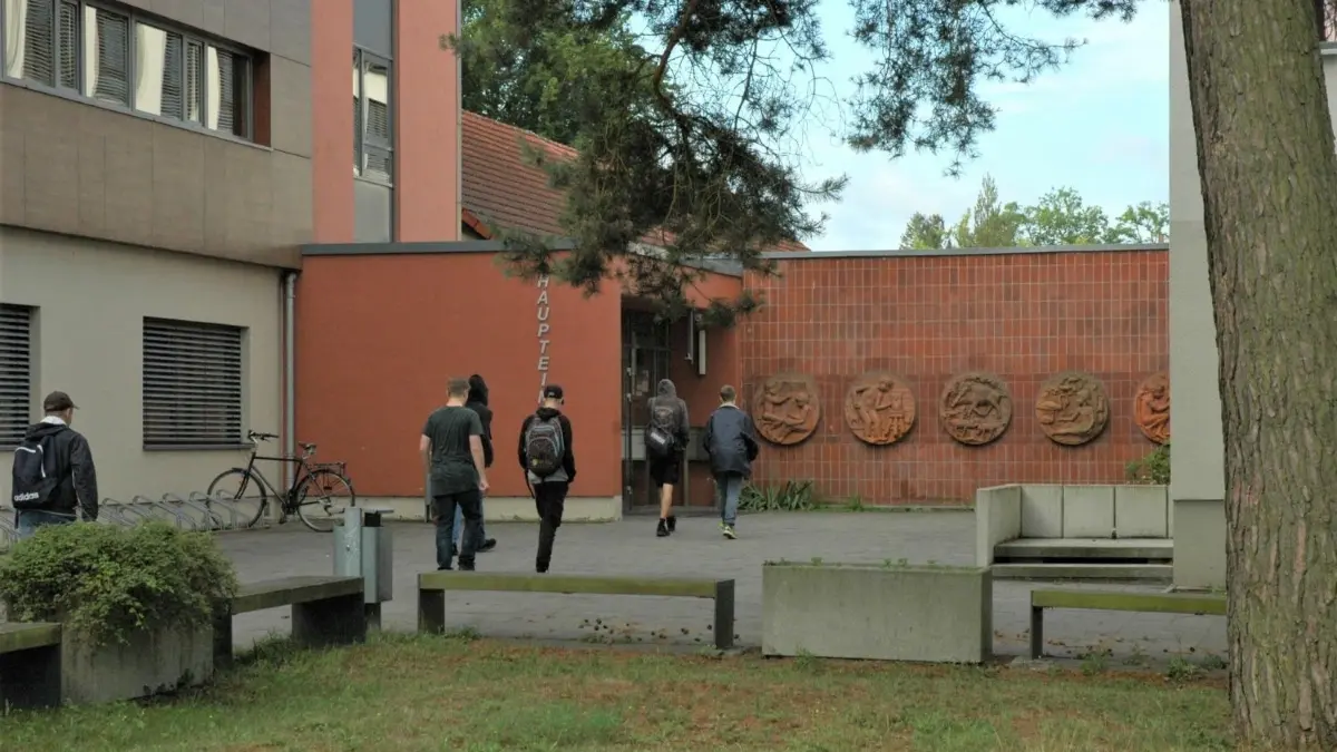 Blick auf den Haupteingang: Die Karl-Sellheim-Schule liegt an der Wildparkstraße 1 in Eberswalde und verfügt über einen Grundschul- und über einen Sekundarschulteil.
Blick auf den Haupteingang der Karl-Sellheim-Schule an der Wildparkstraße 1 in Eberswalde