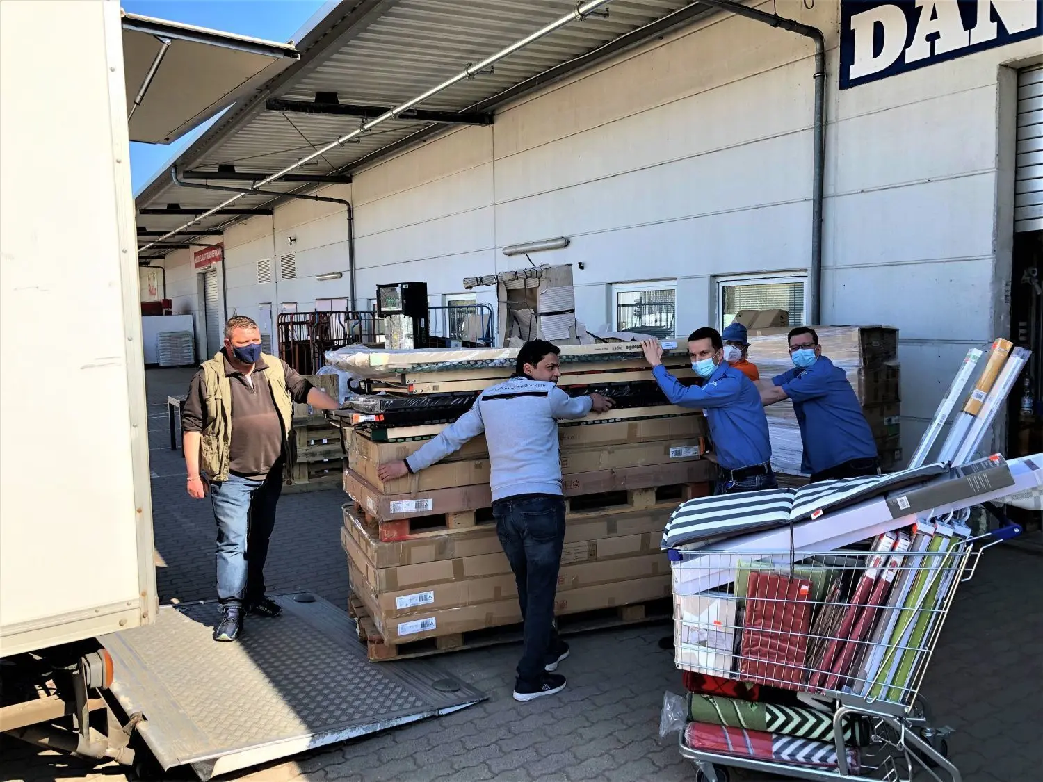 Auf Spenden angewiesen: Die Gesellschaft für Arbeit und Soziales braucht Spenden, wie hier von einem Möbelhaus. (Archivbild)