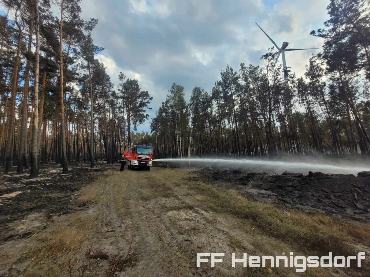 Die Feuerwehr Hennigsdorf war mit ihrem Tanklöschfahrzeug (TLF 4000) und drei Kameraden bei Falkenberg im Einsatz.