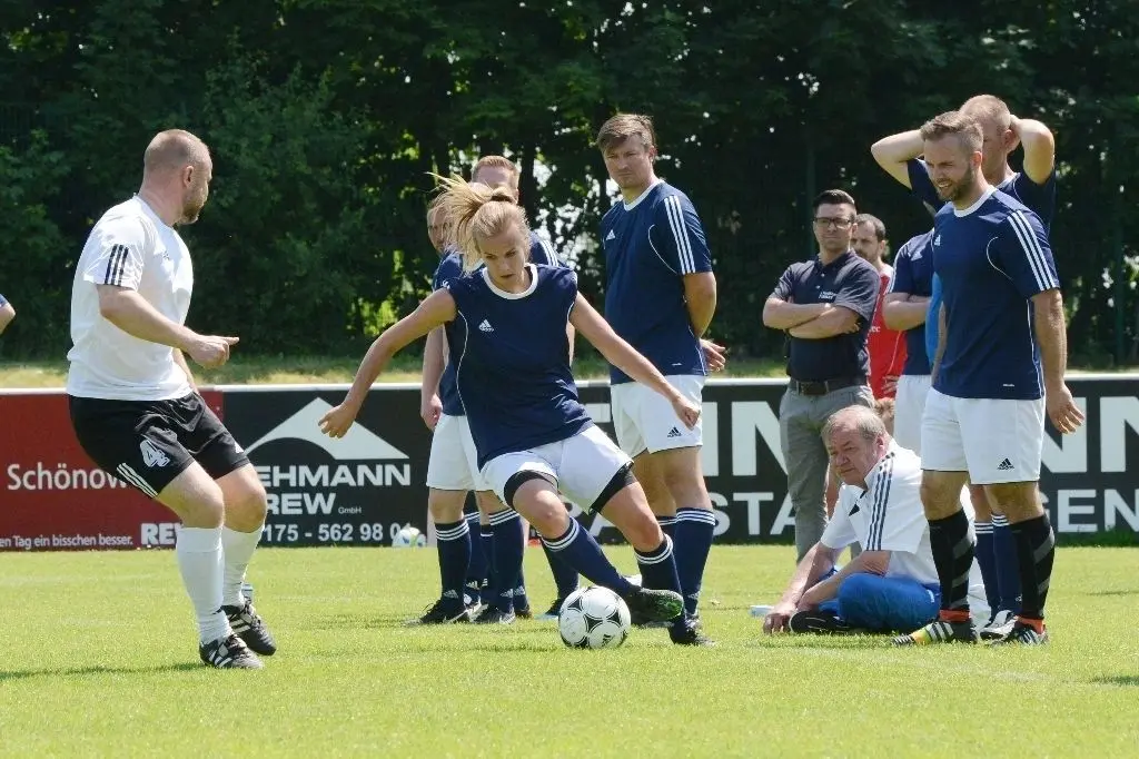 Kaum vom Ball zu trennen: Anna Gasper