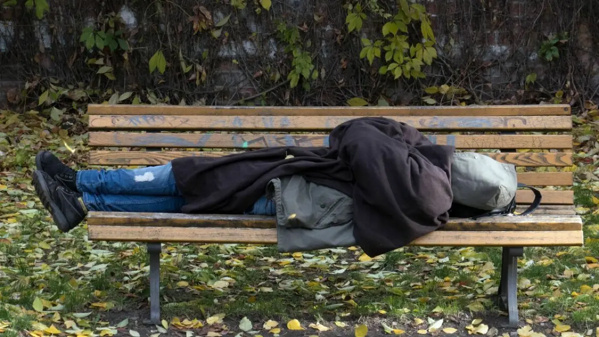 Ein Obdachloser schläft auf einer Parkbank. Damit Menschen nicht auf der Straße leben müssen, betreibt der Verein Bumerang seit dem Jahr 2003 die Obdachlosenunterkunft der Stadt Beeskow. Doch wie viele Obdachlose gibt es in Beeskow? (Symbolbild)
ARCHIV - Ein Obdachloser schläft am 23.10.2015 in Berlin auf einer Parkbank. (zu dpa «Kältehilfe für Obdachlose vor dem Start - Suche nach Lösungen» vom 23.10.2017) Foto: Soeren Stache/dpa +++(c) dpa - Bildfunk+++