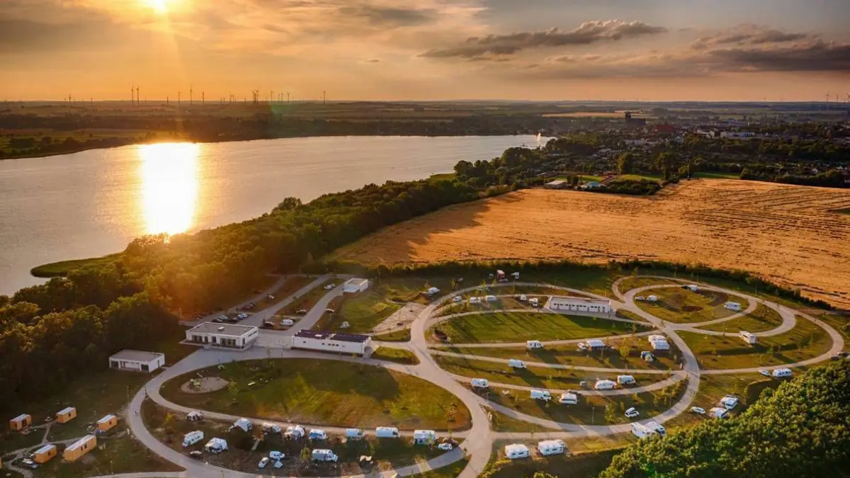 Ein neuer Campingplatz in Prenzlau hat mit seinem Start ein besonderer Wanderangebot begeistert. Wie haben Gäste und Einheimische reagiert?
CPG Campingplatz Gesellschaft Prenzlau mbH:
Unter dem Motto CampingLust trifft UckerMarsch (Uckermark) hat sich die CPG um den Tourismuspreis Brandenburg 2023 beworben - und ist einer der drei Preisträger