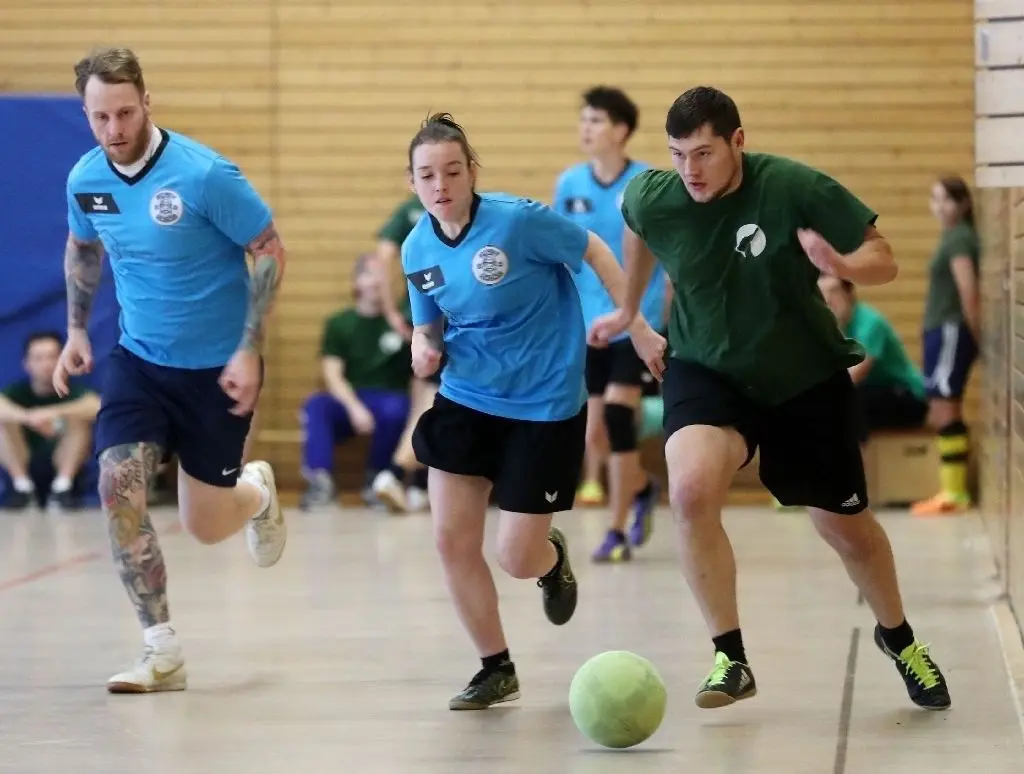 Spielszene aus Gruppe C: Die Bumpy Kongz, Mürower Team der Bubble-Football-Akteure, unterlagen nicht nur gegen „Harter Kern“ mit 0:1 (Foto), sondern musste das gleiche Ergebnis auch bei den drei weiteren Partien ins Turnierprotokoll eintragen lassen. Ein eigenes Tor gelang nicht.