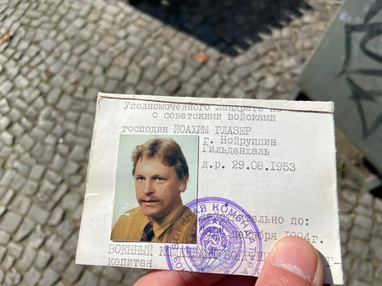 Der von der sowjetischen Kommandatur ausgestellte Ausweis berechtigte Glaser, alle militärischen Objekte der Roten Armee zu betreten.