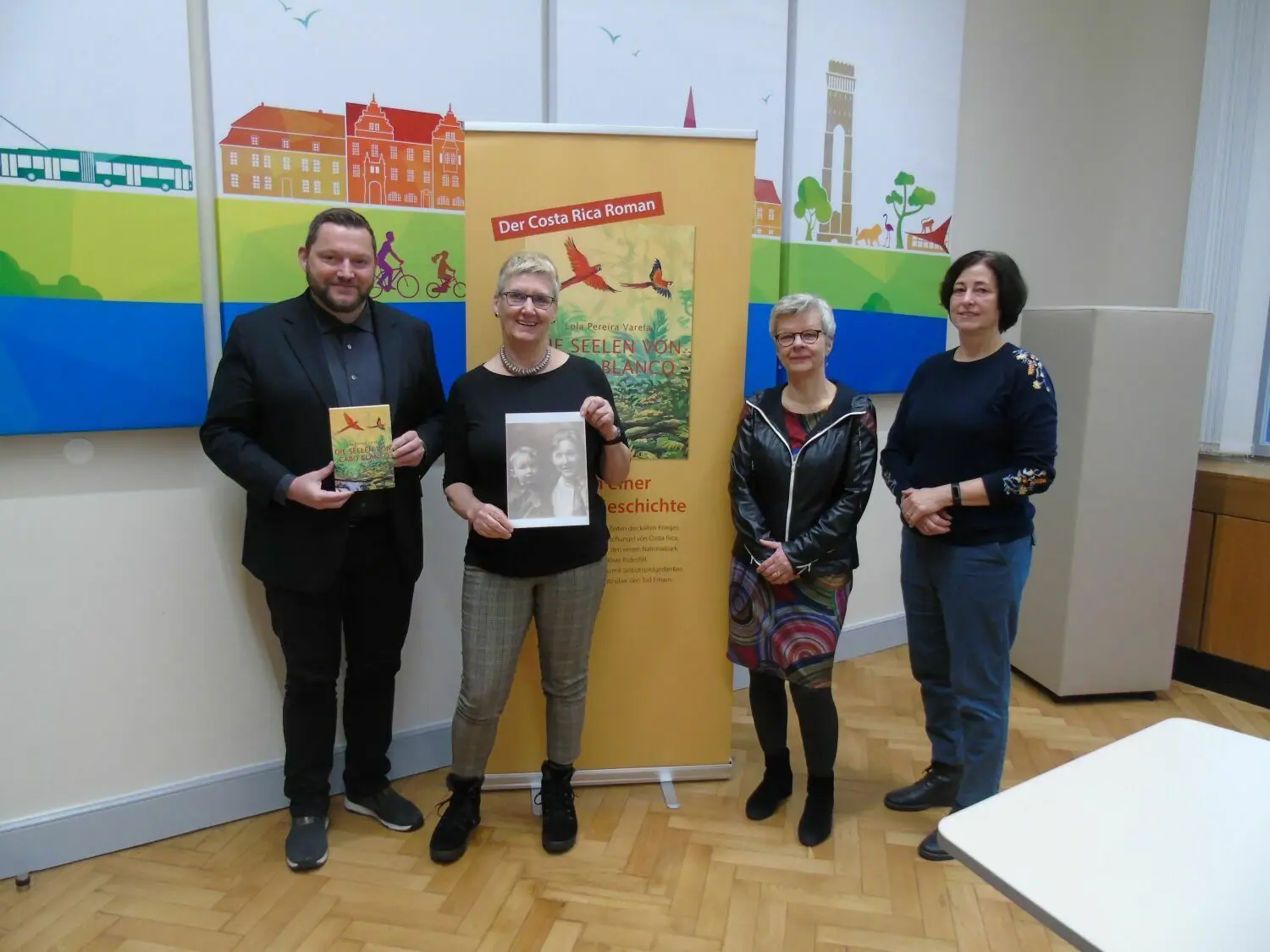 Bürgermeister Götz Herrmann, Übersetzerin Martina Wegener, Museumsleiterin Birgit Klitzke und Bibliotheksleiterin Sabine Bolte bei der Buchübergabe im Rathaus im Januar 2023.