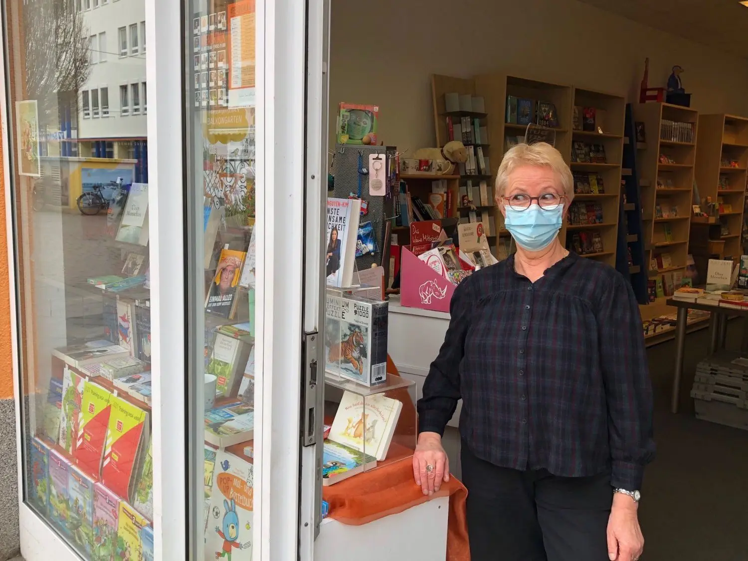 Nur fürs Foto vor die Tür gegangen: Zeit, sich das Treiben auf der Havelpassage anzuschauen, blieb Elke Ramisch kaum. In ihrer Buchhandlung war immer Betrieb.
