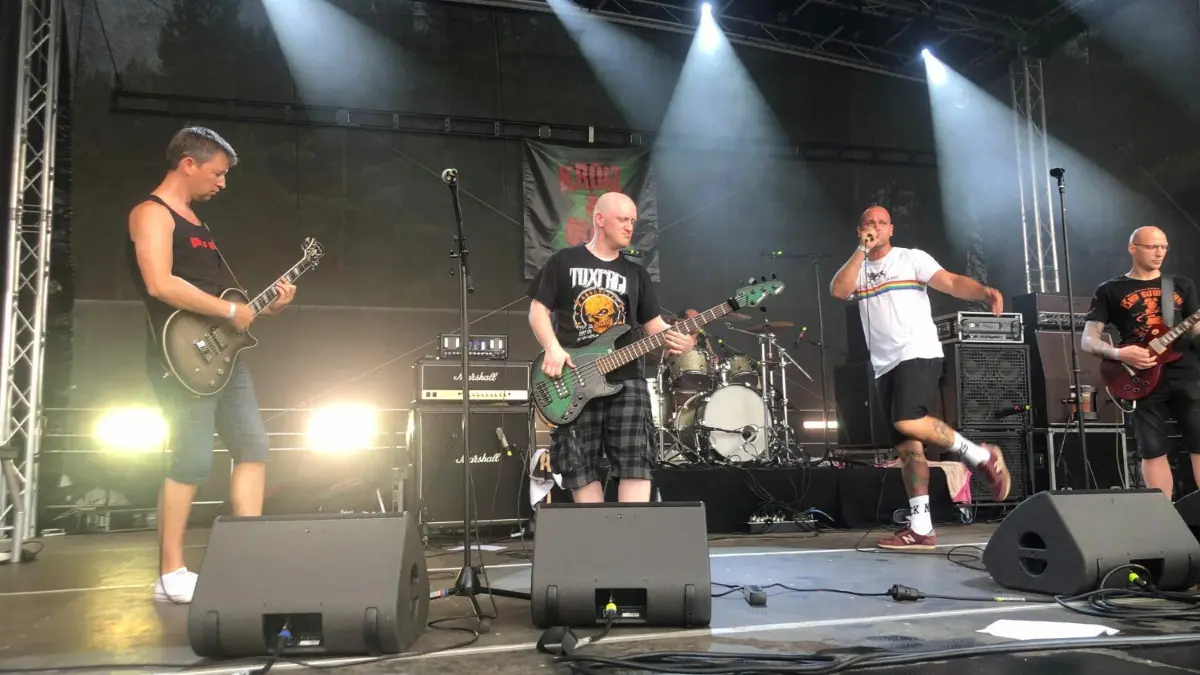 Die Punkband „Kroiz und Quer“ eröffnete am Freitag das Beer Now Open Festival in Bernau.
Kroiz und Quer eröffneten am Freitag das Beer Now Open Festival in Bernau